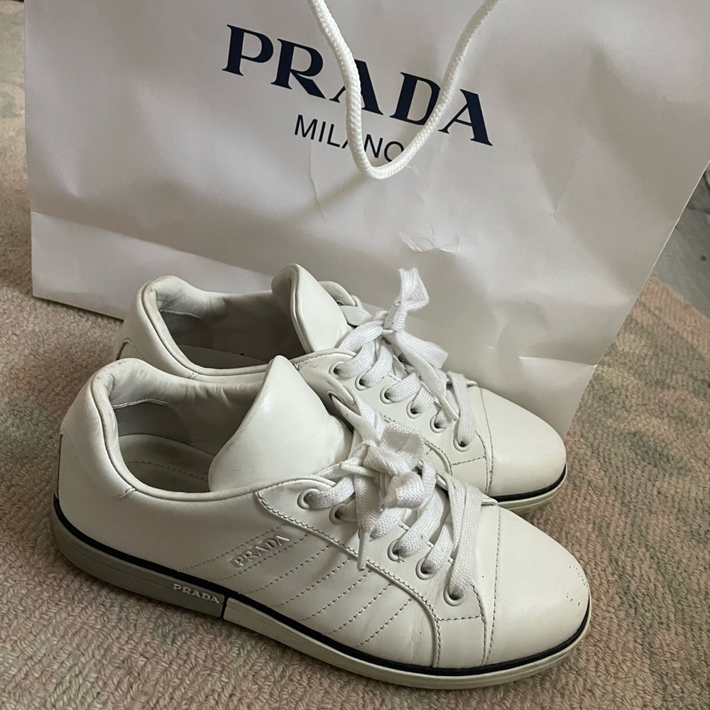 Prada white leather sneaker size 8 good conditions super comfy sneaker